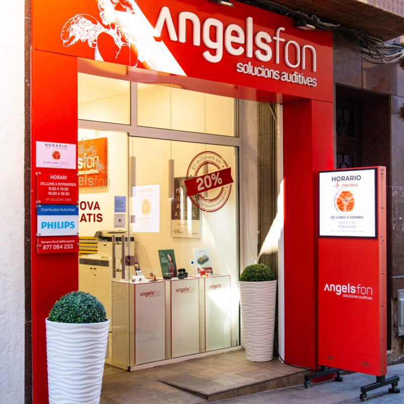 Fachada del centro auditivo Angelsfon en el Carrer del Peix, 11, El Vendrell