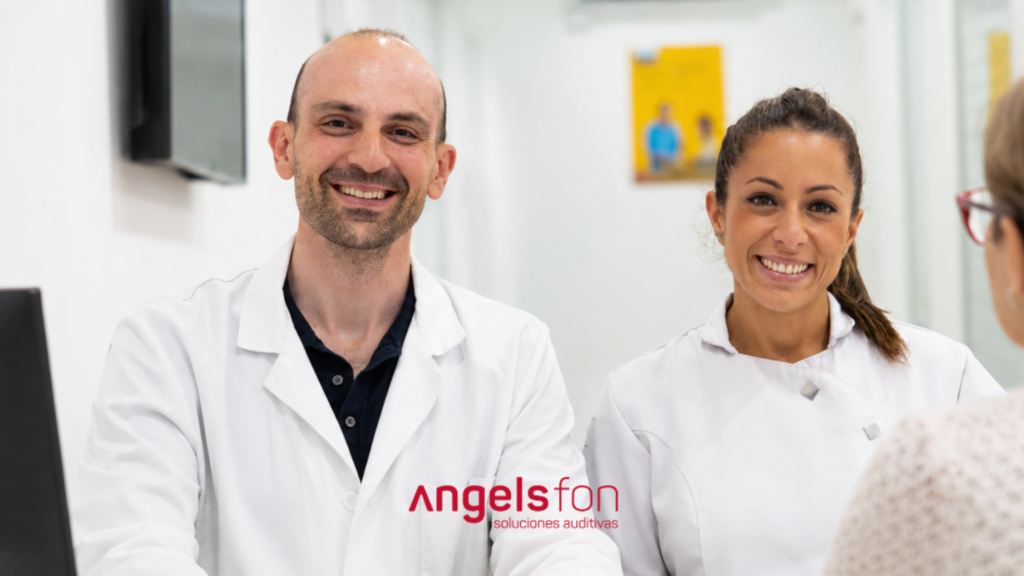Audióloga adaptando audífonos en Calafell - Angelsfon